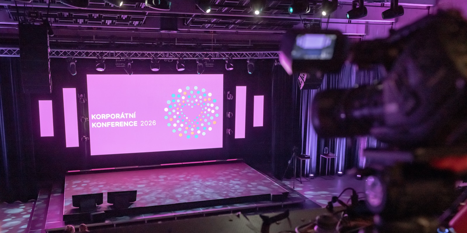 Fialově nasvícená scéna s LED stěnou v pražském DOX pro konferenci České spořitelny