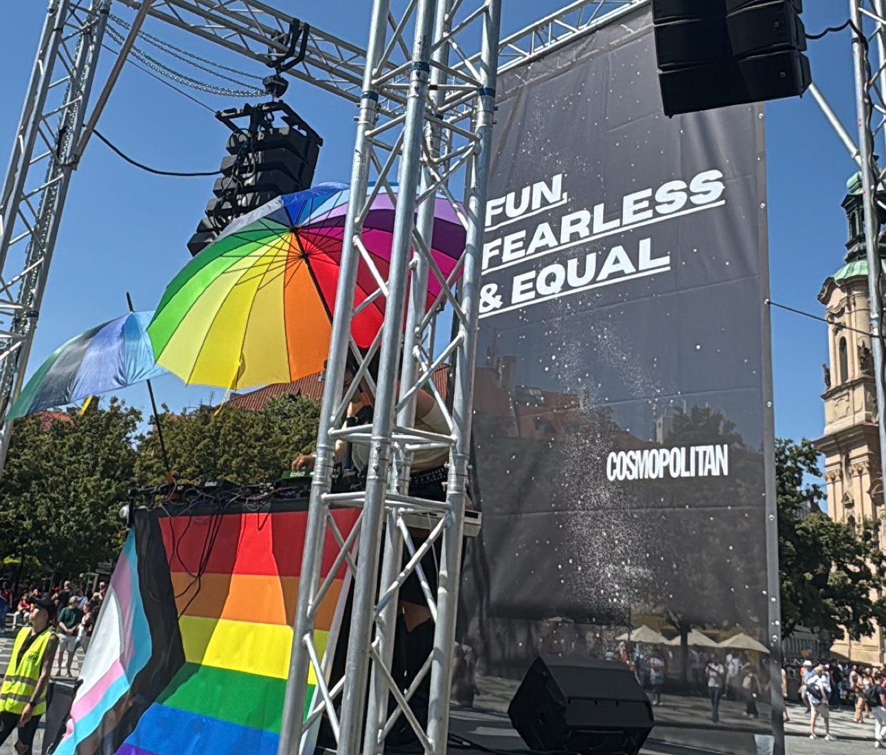 Konstrukce Sky Stage s reproboxy a duhovými vlajkami na Staroměstském náměstí při Prague Pride
